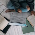 Profissional lendo livros para a carreira ser impulsionada