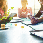 Estudantes aprendendo educação financeira para se tornarem MEIs de sucesso em 2025