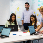 Estudantes colaborando no Programa Supernova Sebrae MEC 2025, impulsionando o empreendedorismo estudantil.