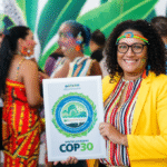 Mulher MEI exibindo o Selo Negócio Protetivo COP30 em Belém, Pará