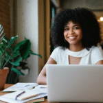 Mulher MEI feliz e bem-sucedida, simbolizando Sucesso para MEI com Propósito