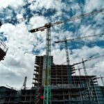 Guindaste em canteiro de obras com tecnologia de inteligência artificial na construção civil